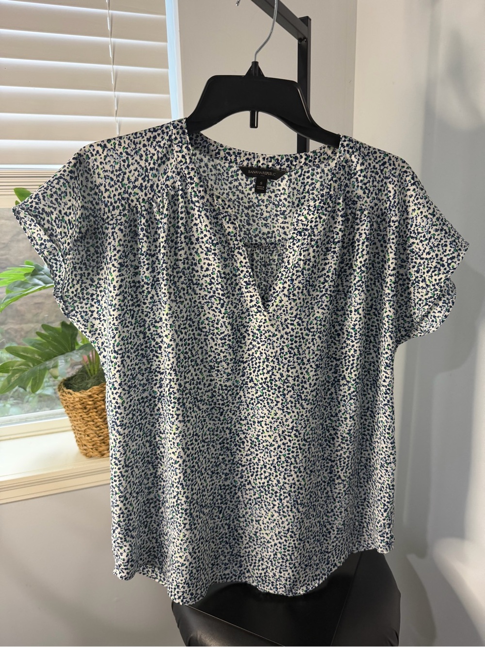 Banana Republic Navy & White Printed V-Neck Flutter Sleeve Blouse